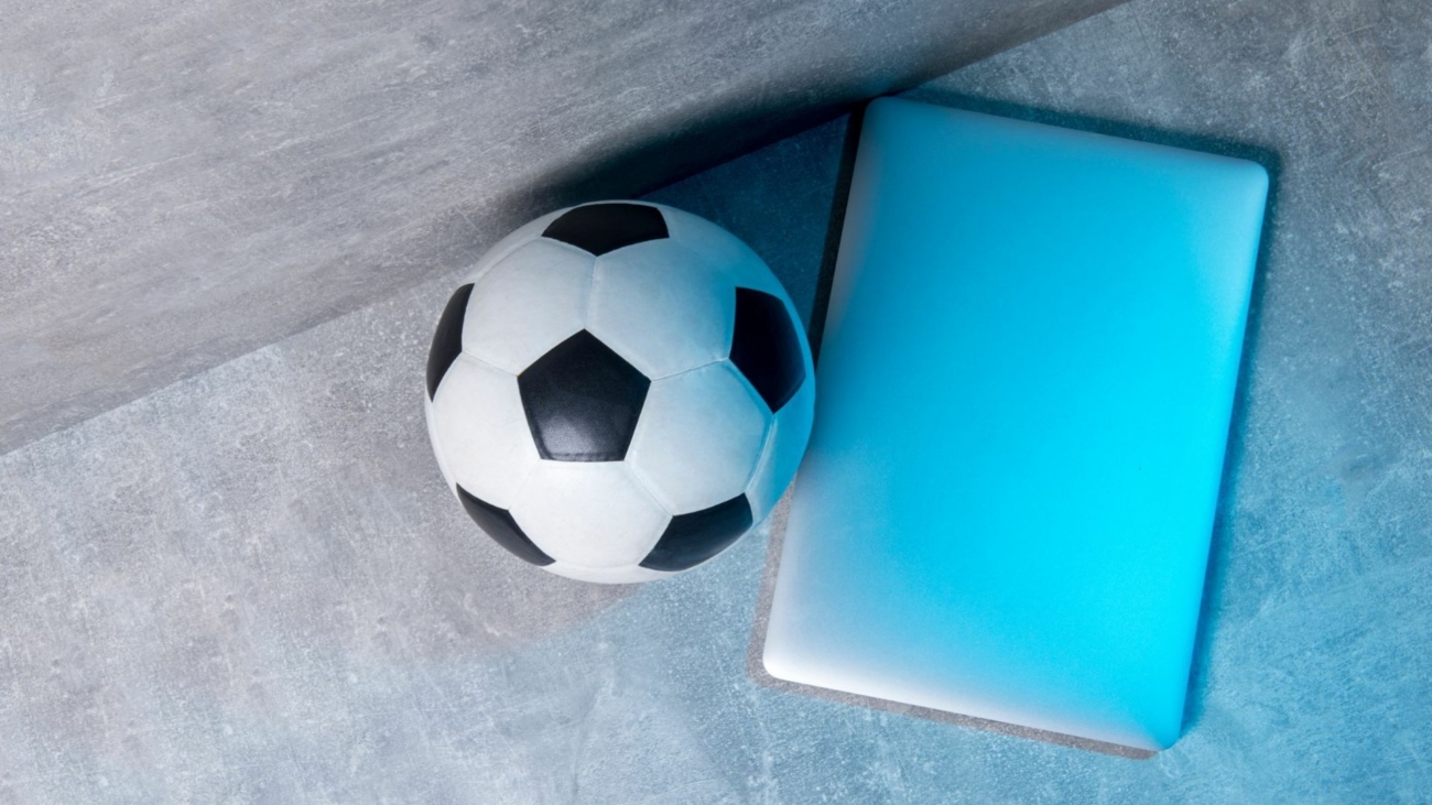 pallone da calcio vicino al pc