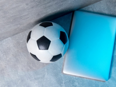 pallone da calcio vicino al pc